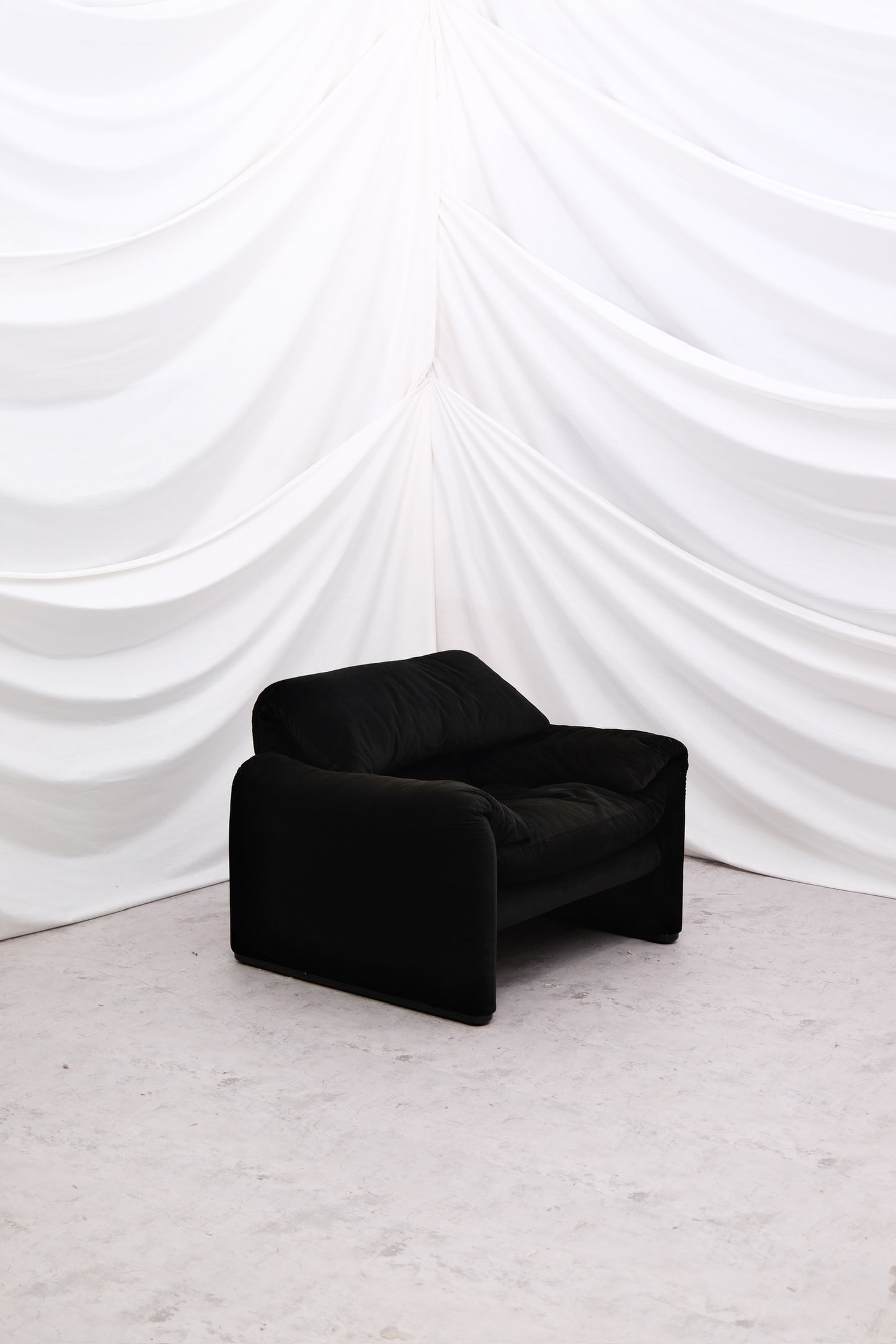 Original vintage Maralunga armchair by Vico Magistretti for Cassina in black velvet. Iconic Italian design with worldwide shipping.