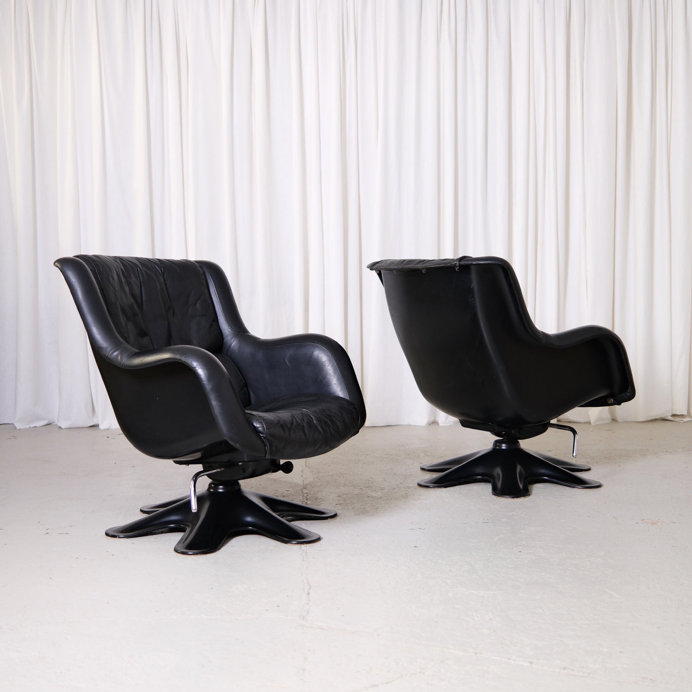 Vintage Yrjö Kukkapuro 418 Karuselli swivel lounge chairs in black leather with rocking bases