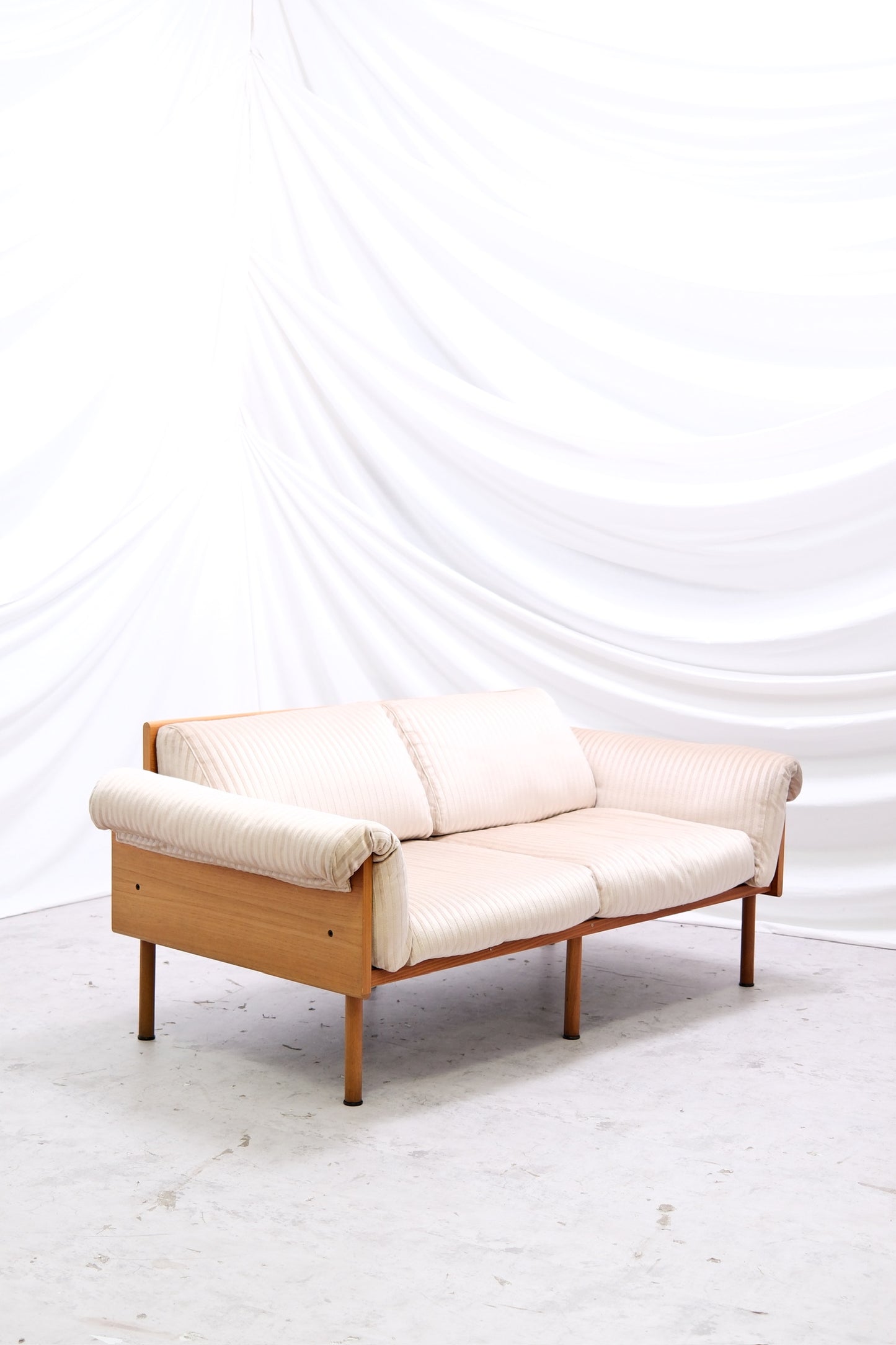 Yrjö Kukkapuro Ateljee vintage sofa with teak frame and velvet upholstery. Finnish modern design classic. Worldwide shipping available.