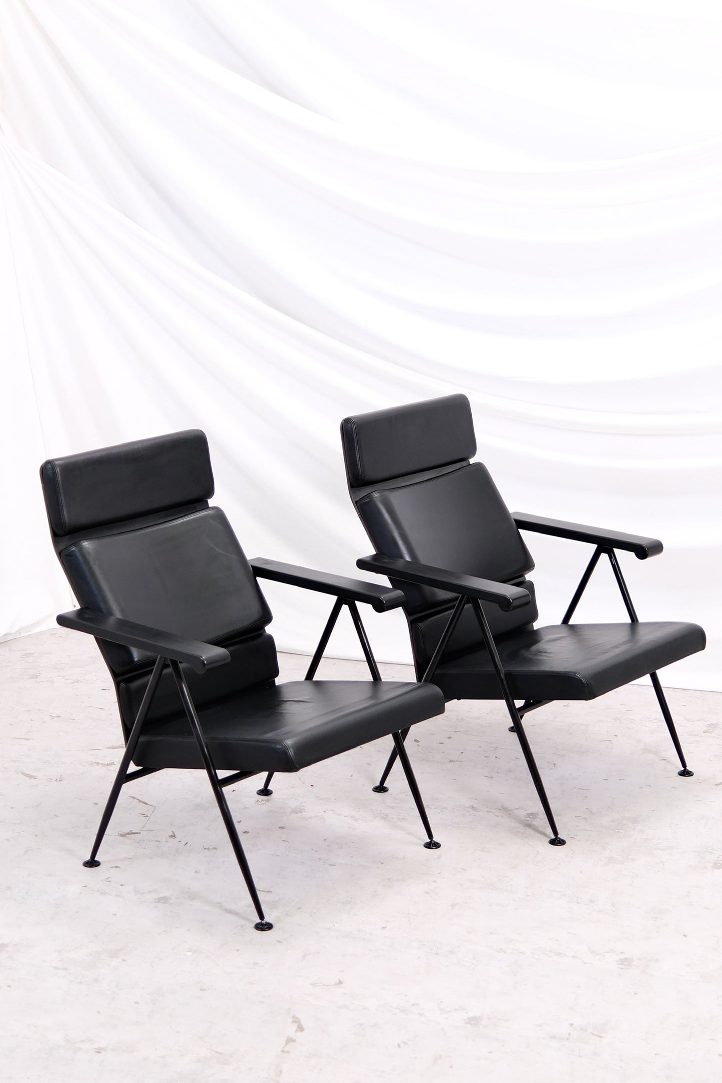 Rare Funktus armchairs by Yrjö Kukkapuro for Avarte. Black leather and steel Finnish modern design. Available individually or as a set. Worldwide shipping.