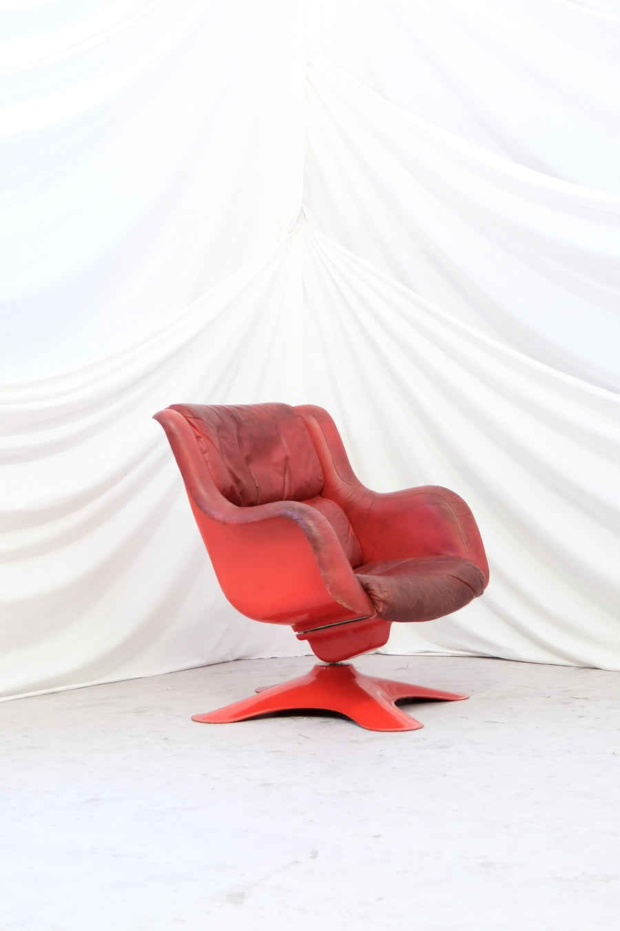 Original Yrjö Kukkapuro model 418 “Pikku Karuselli” for Haimi in red. Fibreglass shell, leather upholstery with visible wear. Finnish design classic with worldwide shipping.