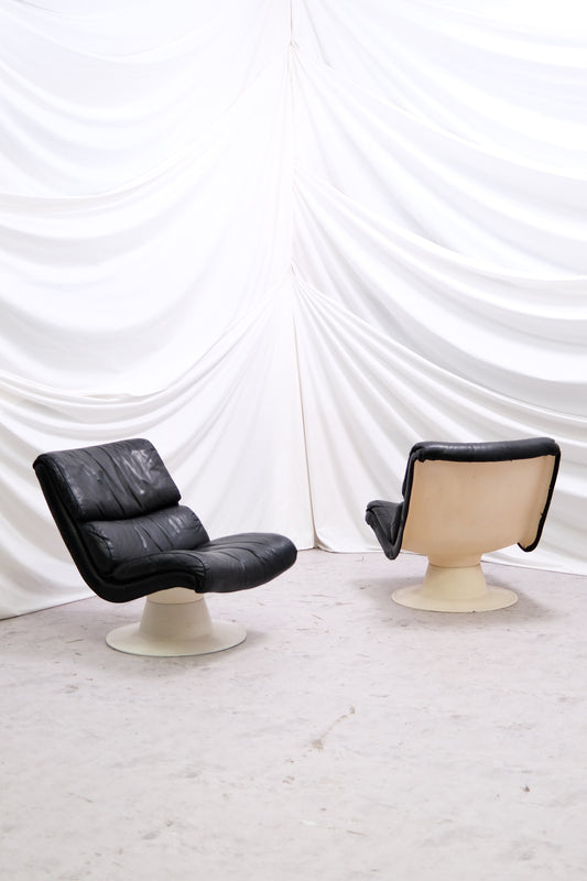 Yrjö Kukkapuro Saturnus armchairs in black leather with fiberglass base