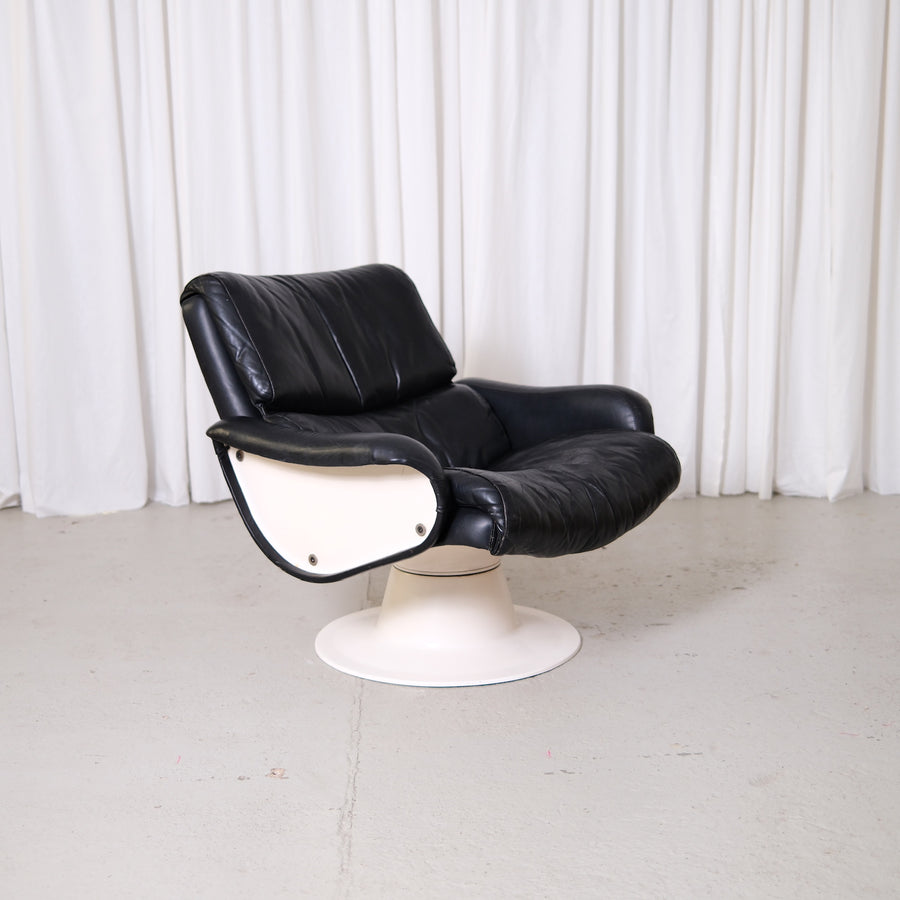 Vintage Yrjö Kukkapuro Saturnus lounge chair in black leather with white swivel base. Finnish postmodern design classic with original patina and rotating base.