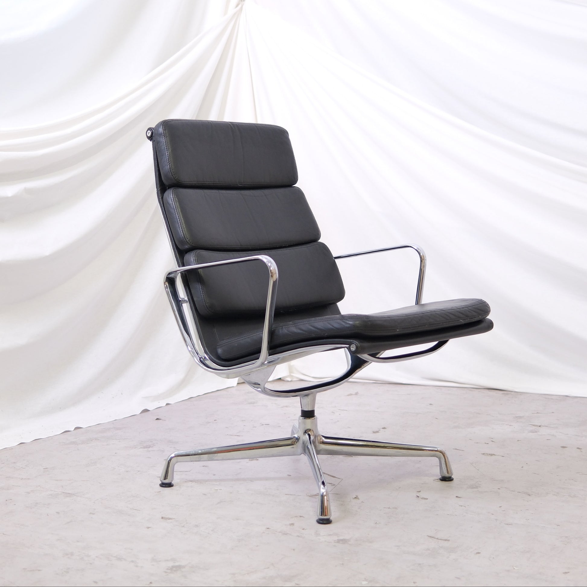 Vitra EA 215 in black leather by Charles & Ray Eames. Very good condition. 4 available. Price includes deductible VAT 25.5%. Worldwide shipping.
