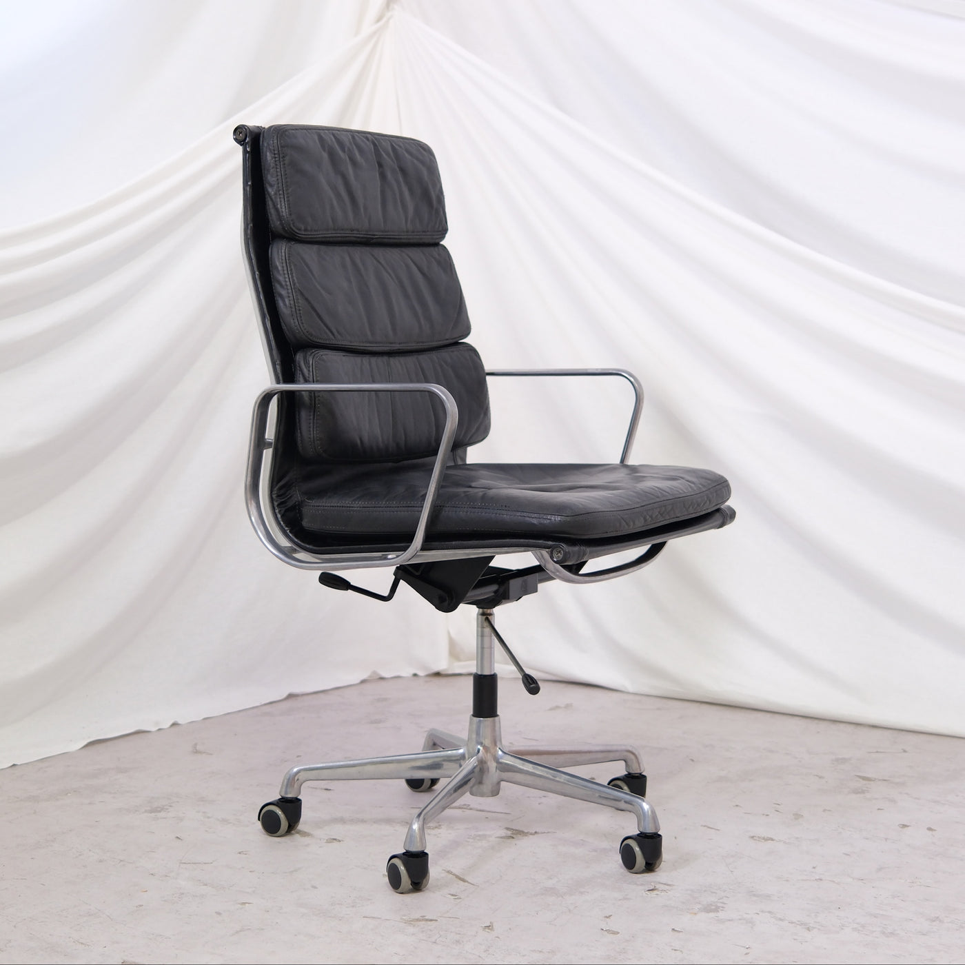 Vitra EA 219 office chair with swivel, castors and adjustment mechanisms. Executive Aluminium Group design. Worldwide shipping available.
