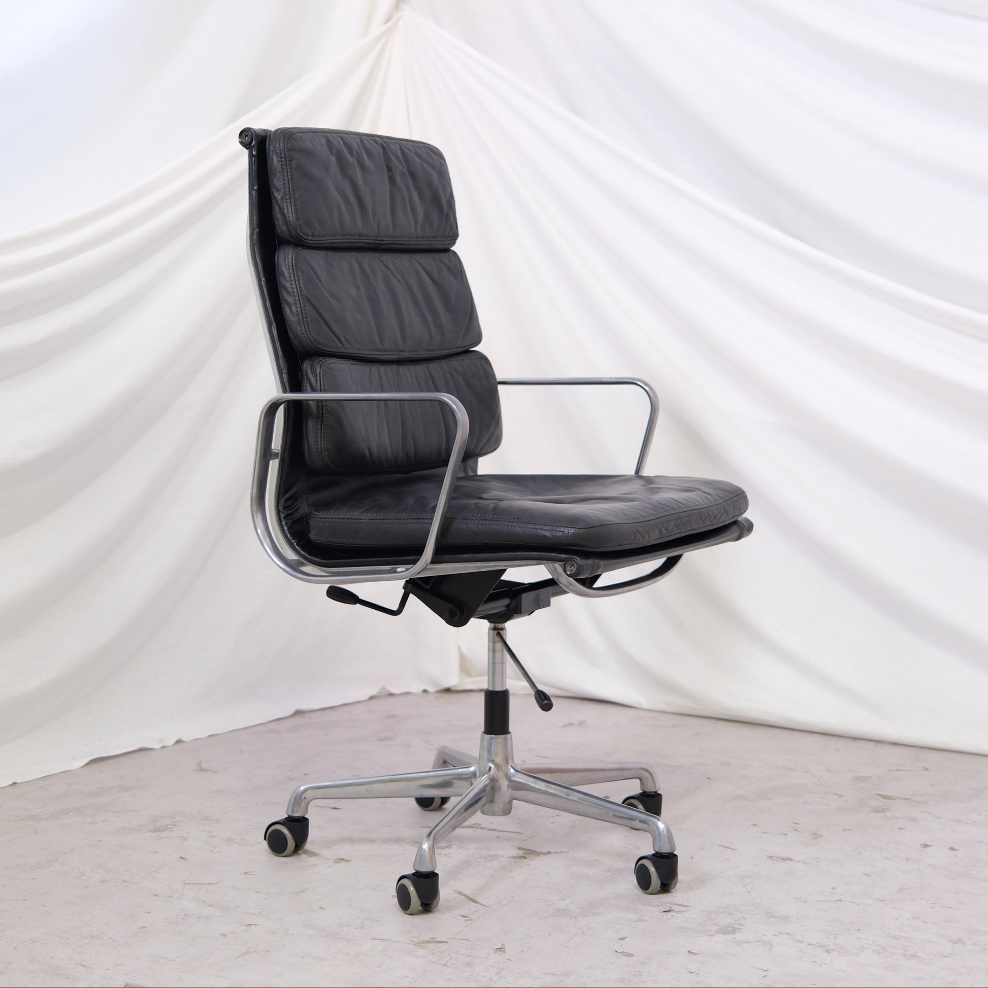 Vitra EA 219 office chair with swivel, castors and adjustment mechanisms. Executive Aluminium Group design. Worldwide shipping available.
