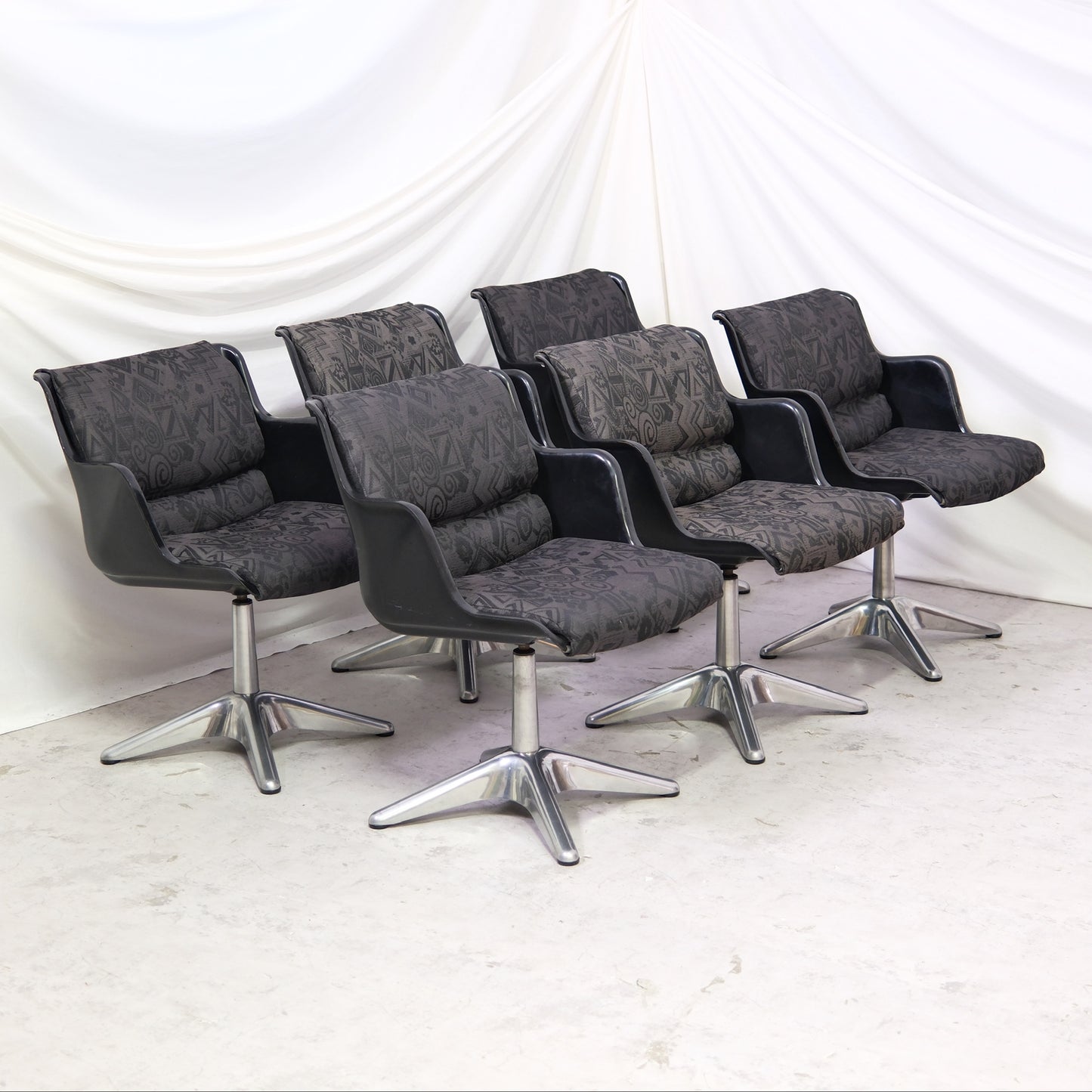 Vintage Yrjö Kukkapuro 3428 dining chairs with swivel function, metal base, and black shell. Sold individually. Available in Helsinki with worldwide shipping and delivery in Finland.