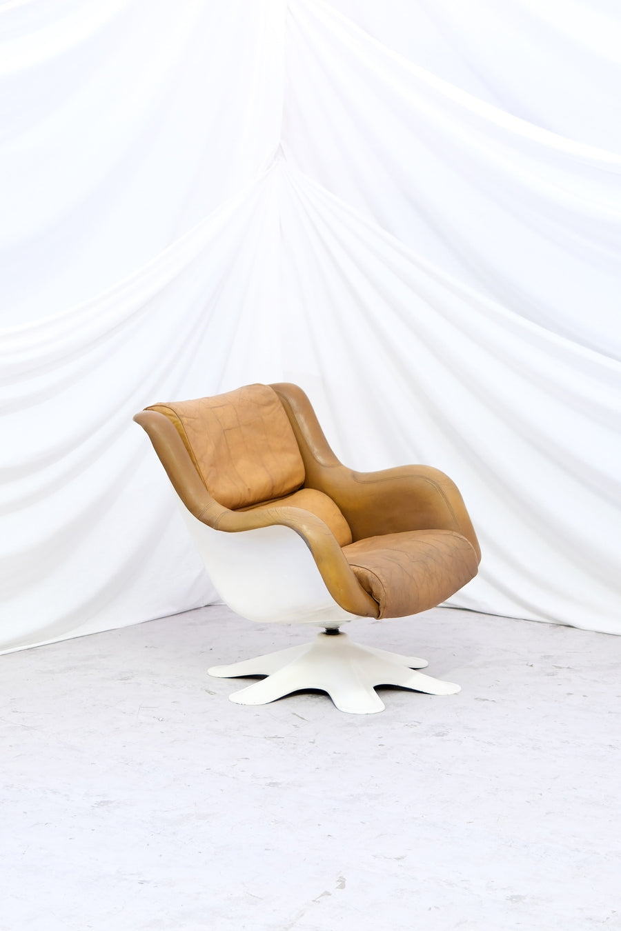 Vintage Yrjö Kukkapuro 418 lounge chair for Haimi. Fibreglass shell and leather cushions with patina. Finnish design classic.