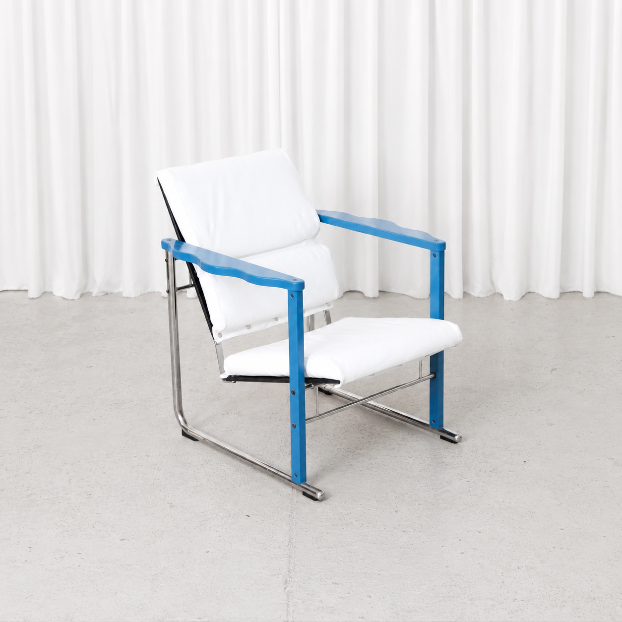 Vintage Yrjö Kukkapuro Experiment chair for Avarte with white leather upholstery, blue armrests and a chrome-plated metal frame.