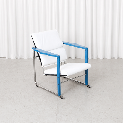 Vintage Yrjö Kukkapuro Experiment chair for Avarte with white leather upholstery, blue armrests and a chrome-plated metal frame.