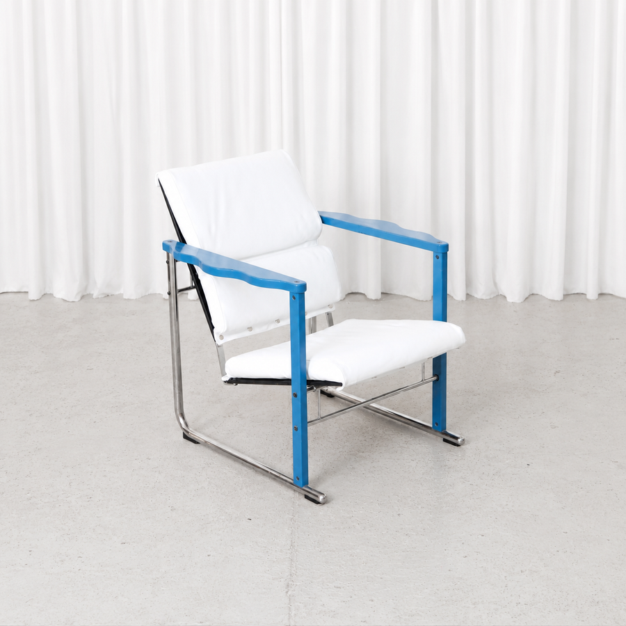 Vintage Yrjö Kukkapuro Experiment chair for Avarte with white leather upholstery, blue armrests and a chrome-plated metal frame.