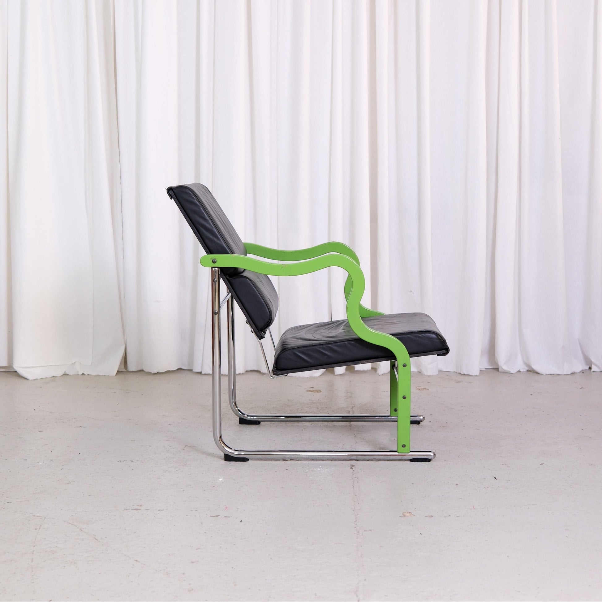 Black leather Yrjö Kukkapuro Experiment lounge chair by Avarte
