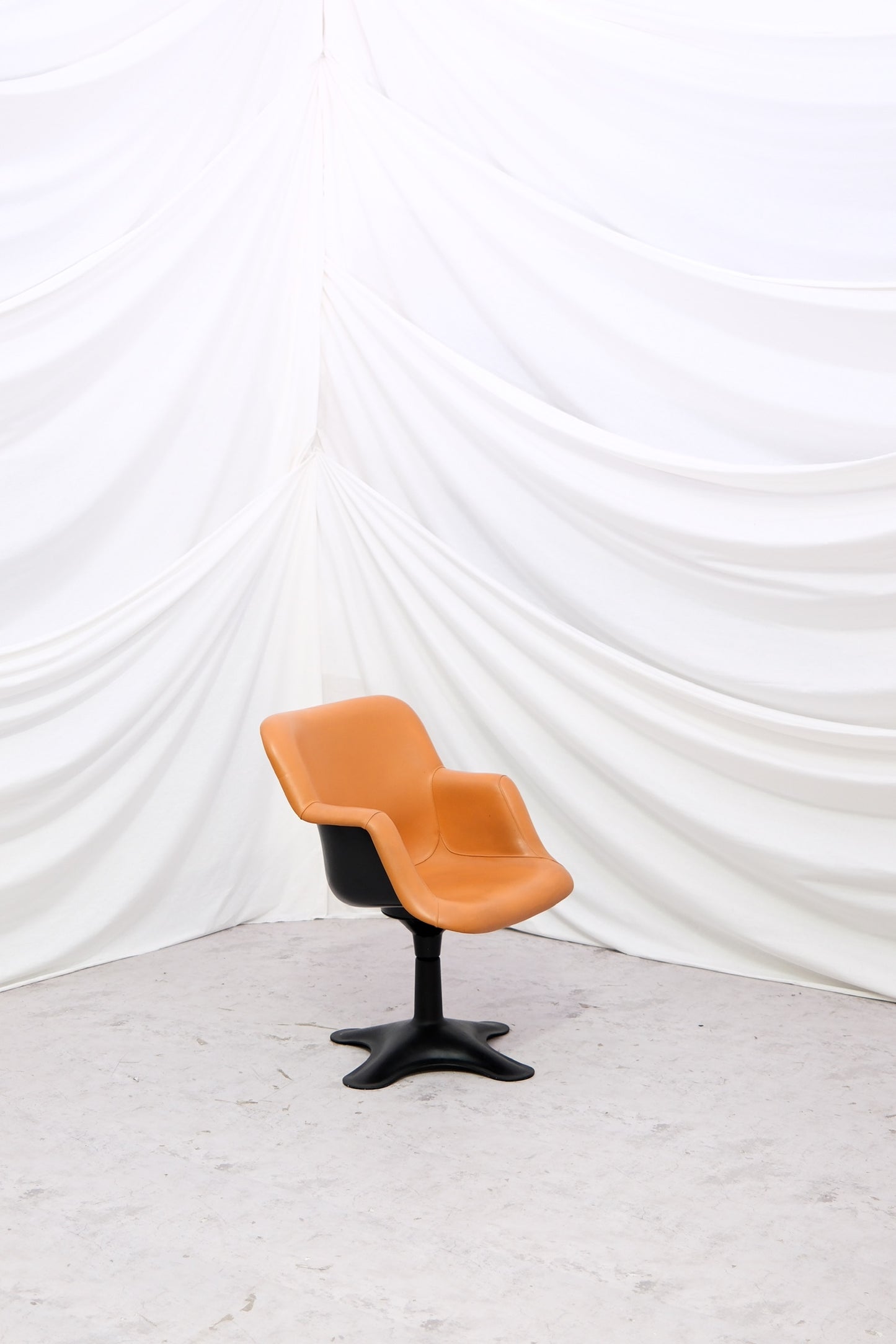 Vintage Junior 417 chair designed by Yrjö Kukkapuro and produced by Haimi. Sculptural Finnish design with leather upholstery and pedestal base. Worldwide shipping available.