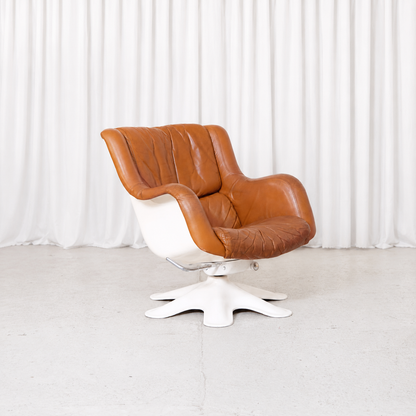 Vintage Yrjö Kukkapuro Karuselli 418 “Little Karuselli” for Haimi with brown leather upholstery, white fibreglass shell and swivel base.