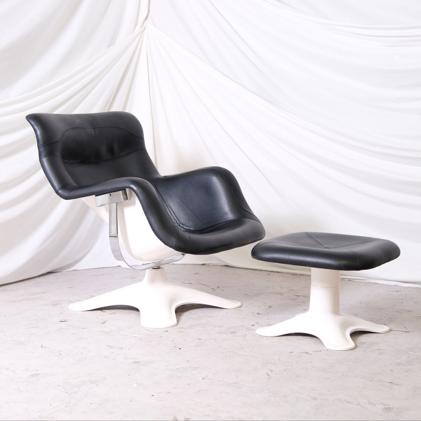 Vintage Yrjö Kukkapuro Karuselli chair with ottoman by Avarte. Black leather with glossy white fiberglass frame. Excellent condition. Worldwide shipping available.