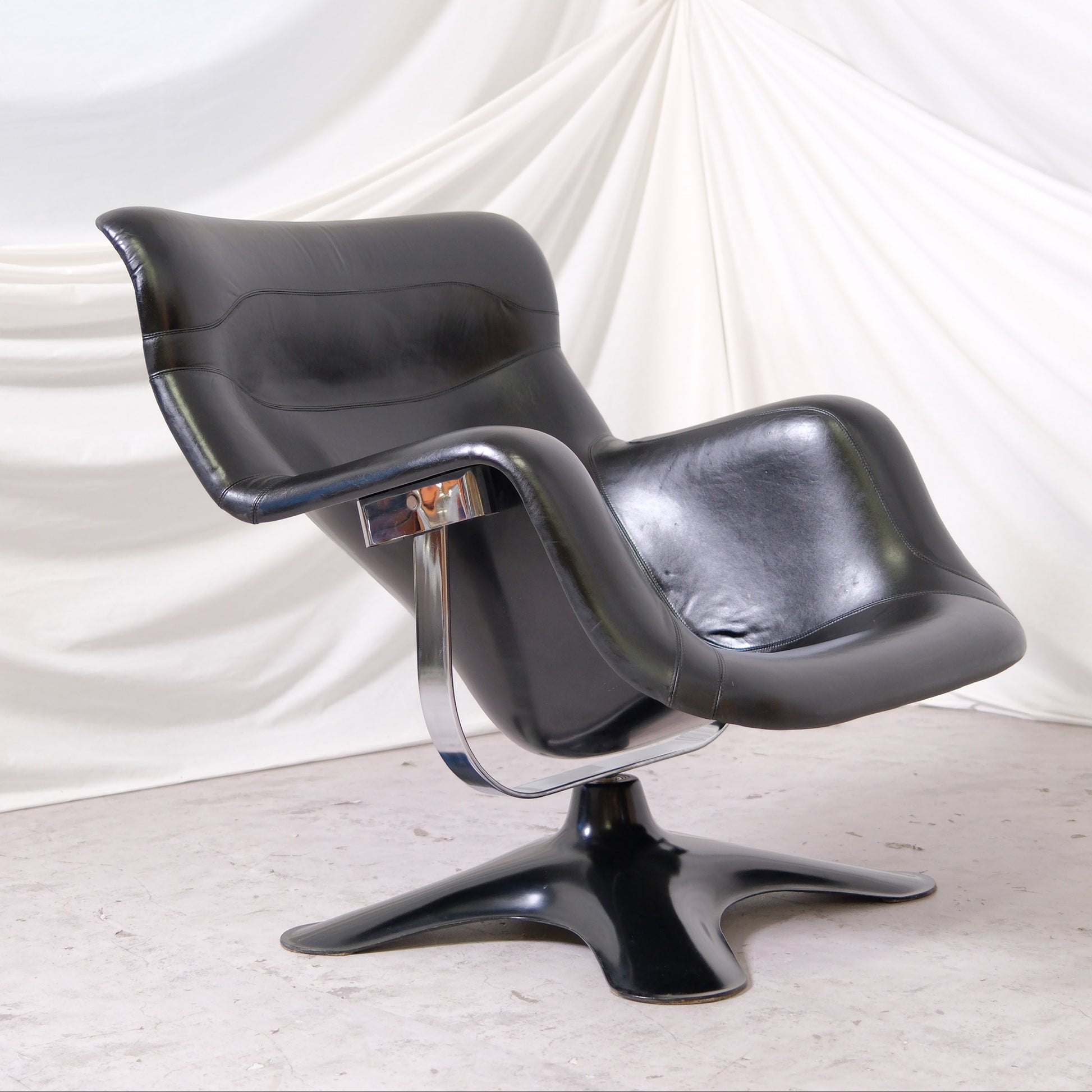 Vintage Karuselli lounge chair by Yrjö Kukkapuro. Black leather and fibreglass shell, Haimi production. Finnish design icon with worldwide shipping.
