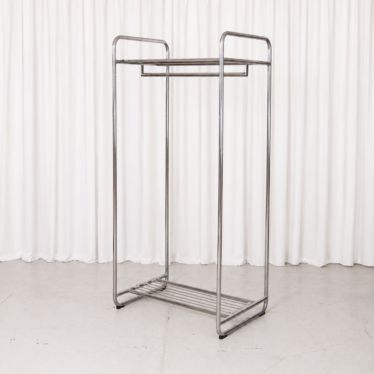 Vintage Remmi 80 coat rack designed by Yrjö Kukkapuro. A sturdy Finnish design classic in chrome with shelves, hanging rail and excellent condition.