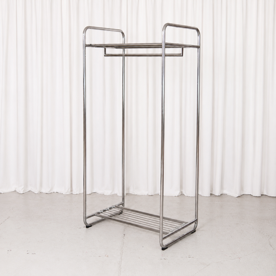 Vintage Remmi 80 coat rack designed by Yrjö Kukkapuro. A sturdy Finnish design classic in chrome with shelves, hanging rail and excellent condition.
