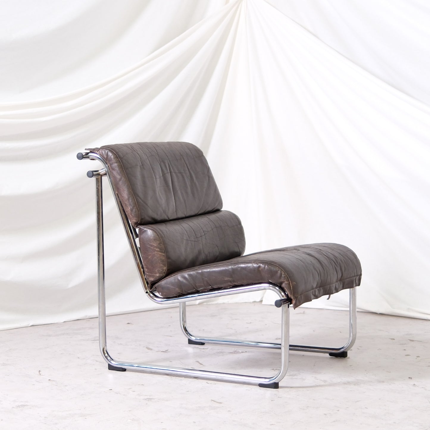 Vintage Yrjö Kukkapuro Remmi lounge chair in brown leather with chrome frame. Finnish modern design classic. Worldwide shipping available.