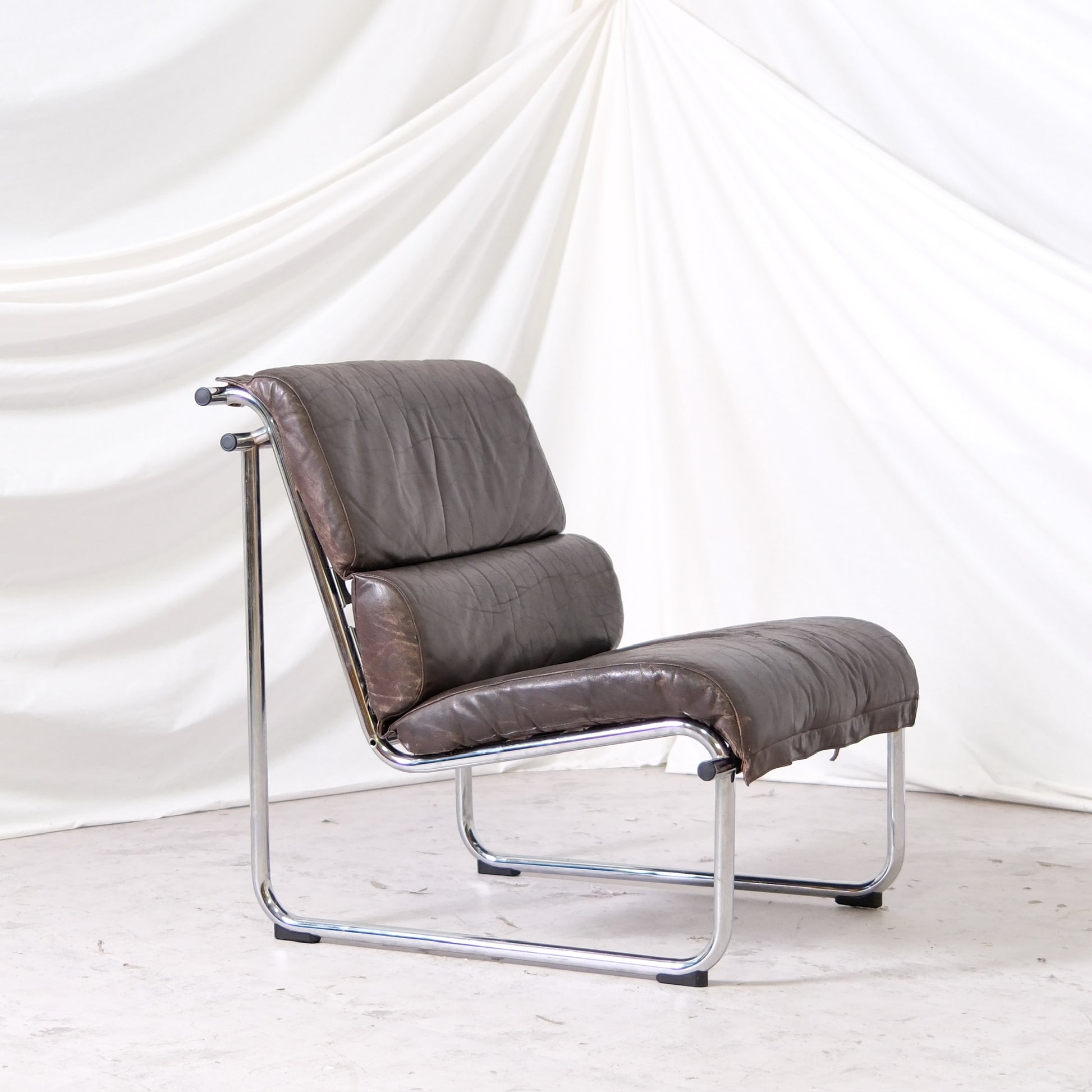 Vintage Yrjö Kukkapuro Remmi lounge chair in brown leather with chrome frame. Finnish modern design classic. Worldwide shipping available.