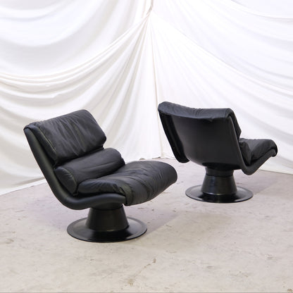 Vintage Yrjö Kukkapuro Saturnus lounge chair in black with fresh leather upholstery. Swivel base. Excellent condition. 2 available. Worldwide shipping.