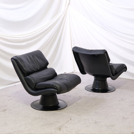 Vintage Yrjö Kukkapuro Saturnus lounge chair in black with fresh leather upholstery. Swivel base. Excellent condition. 2 available. Worldwide shipping.