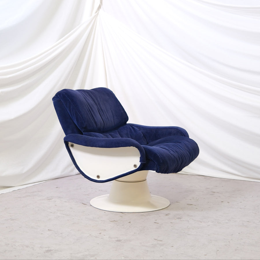 Vintage Yrjö Kukkapuro Saturnus lounge chair in dark blue corduroy. Swivel base and sculptural Finnish design classic. Worldwide shipping available.