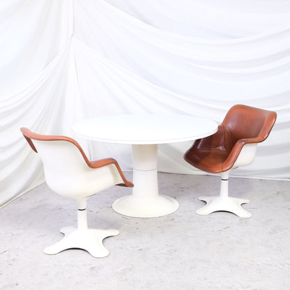 Vintage Yrjö Kukkapuro Saturnus table for Haimi in white. Size 120 x 120 cm, height 72 cm. Very clean condition for its age. Worldwide shipping available.
