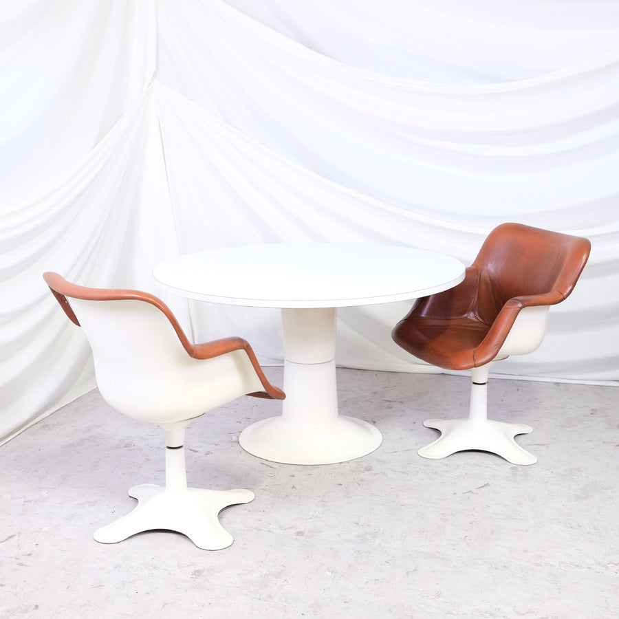 Vintage Yrjö Kukkapuro Saturnus table for Haimi in white. Size 120 x 120 cm, height 72 cm. Very clean condition for its age. Worldwide shipping available.
