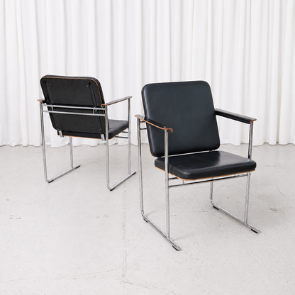 Vintage Skaala armchair designed by Yrjö Kukkapuro, featuring black leather upholstery, a chrome frame and refined wooden details. Good vintage condition.
