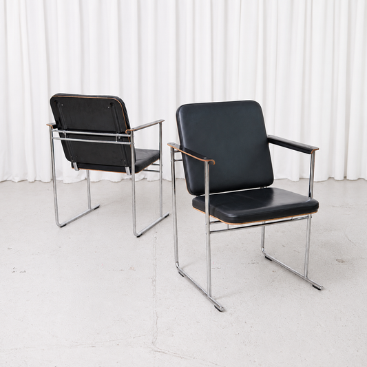 Vintage Skaala armchair designed by Yrjö Kukkapuro, featuring black leather upholstery, a chrome frame and refined wooden details. Good vintage condition.
