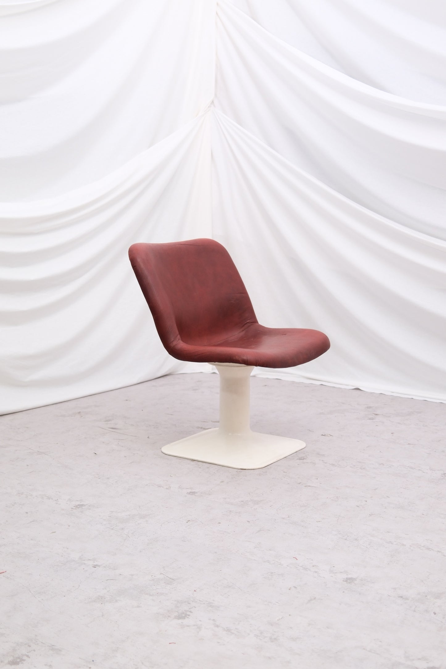 Vintage swivel chair by Yrjö Kukkapuro for Haimi, original leather and pedestal base. Finnish design from the 1970s. Worldwide shipping available.
