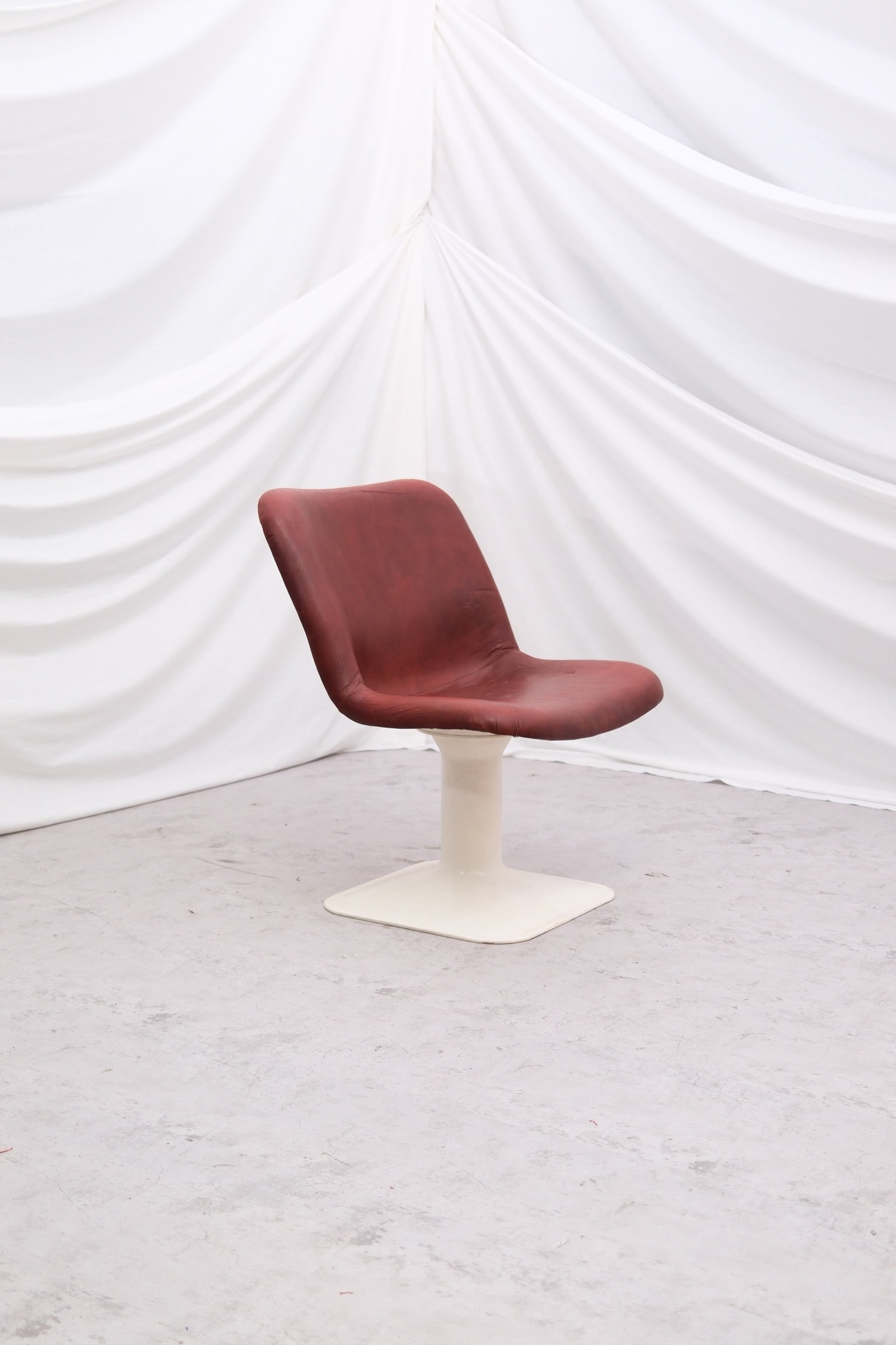 Vintage swivel chair by Yrjö Kukkapuro for Haimi, original leather and pedestal base. Finnish design from the 1970s. Worldwide shipping available.
