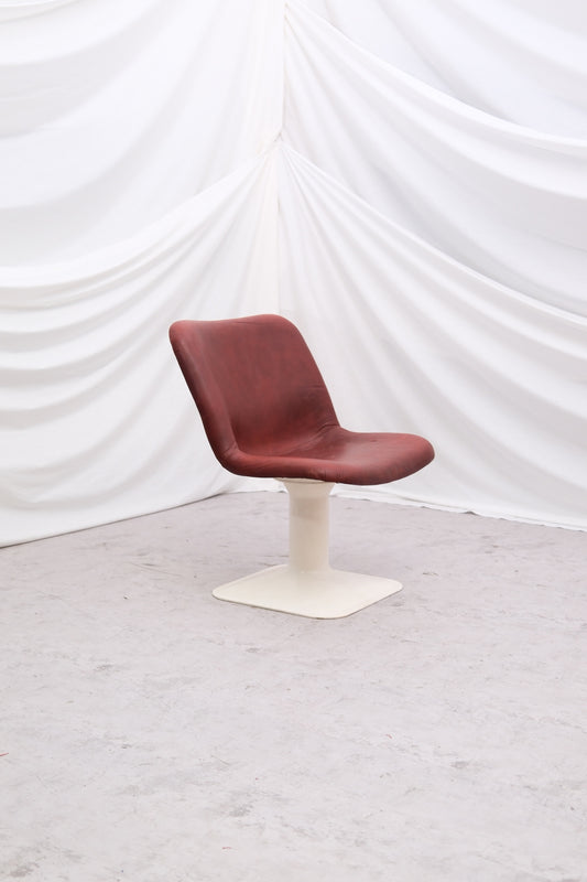 Vintage swivel chair by Yrjö Kukkapuro for Haimi, original leather and pedestal base. Finnish design from the 1970s. Worldwide shipping available.
