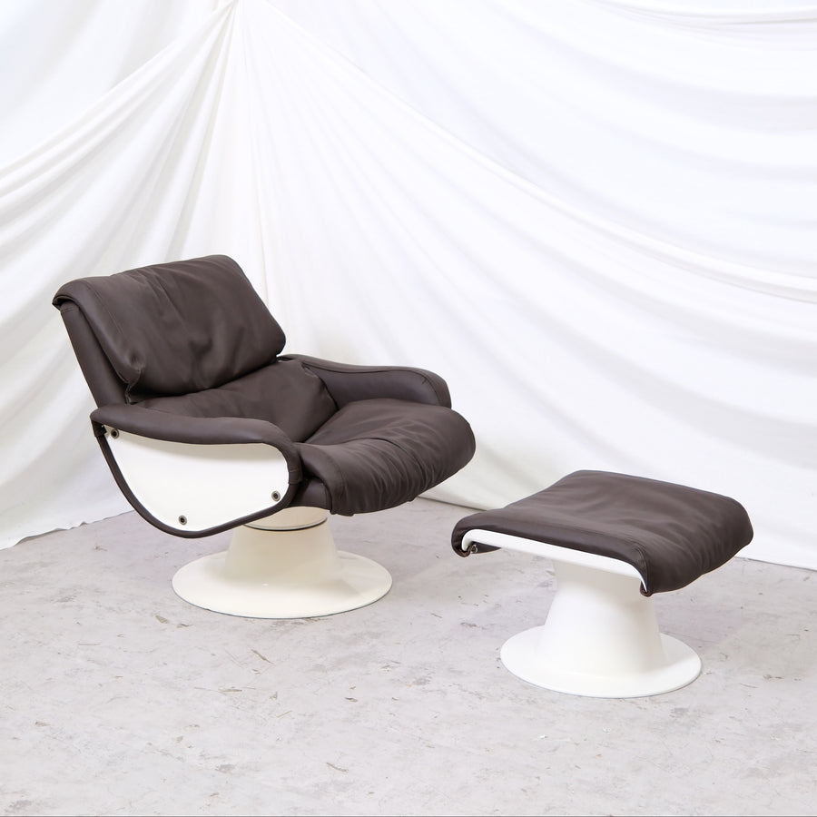 Yrjö Kukkapuro Saturnus lounge chair with ottoman in brown leather. Swivel base. Finnish design classic. Worldwide shipping available.