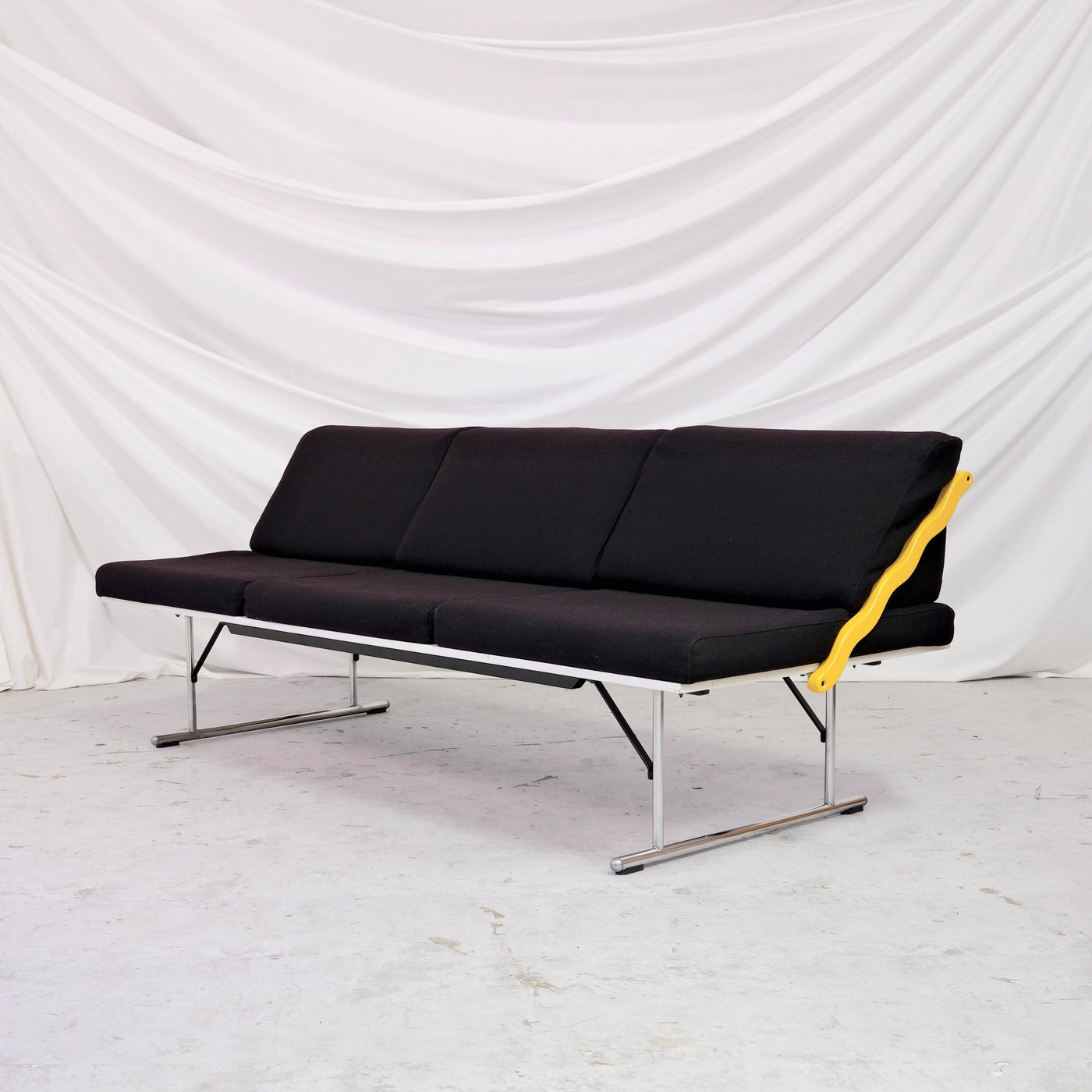 Rare Yrjö Kukkapuro Experiment 3-seater sofa for Avarte in black wool upholstery with chrome frame and yellow armrests. Vintage Finnish postmodern design.