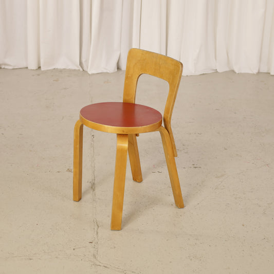 Alvar Aalto Chair 65 in Birch and Red Linoleum for Artek, front three-quarter view of Artek Chair 65 with red linoleum seat