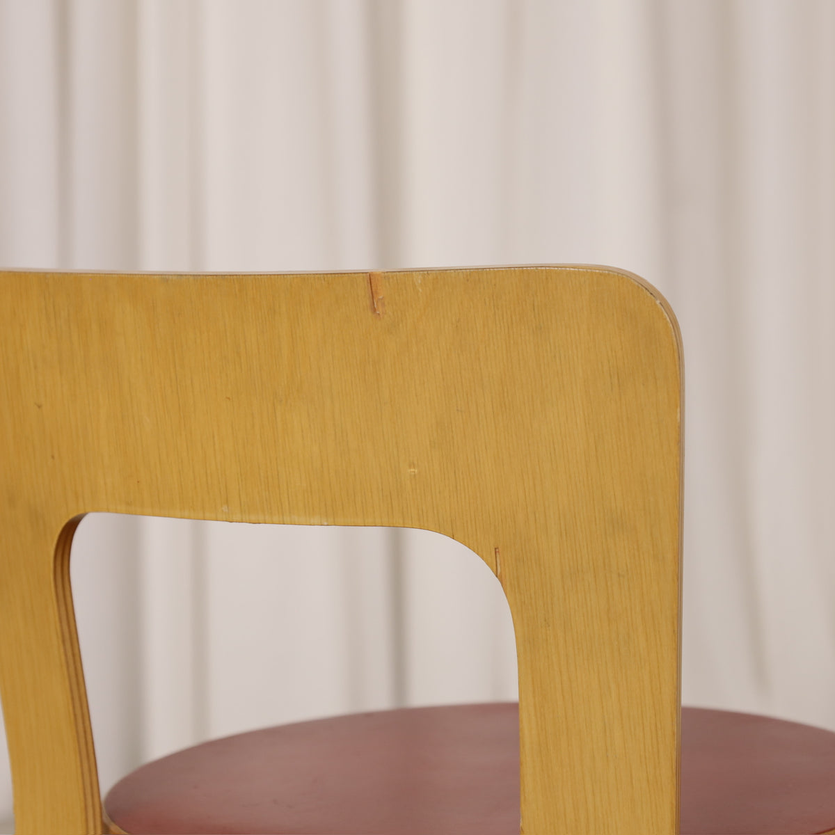 Alvar Aalto Chair 65 in Birch and Red Linoleum for Artek, detail of veneer wear on vintage Chair 65 backrest