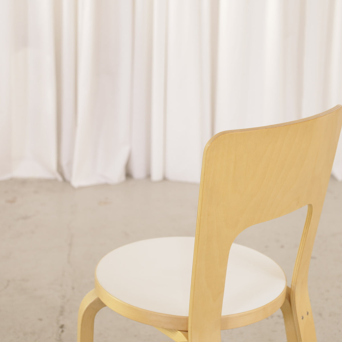 Alvar Aalto Chair 66 with White Laminate Seat for Artek, Four Available, artek Chair 66, backrest and seat detail