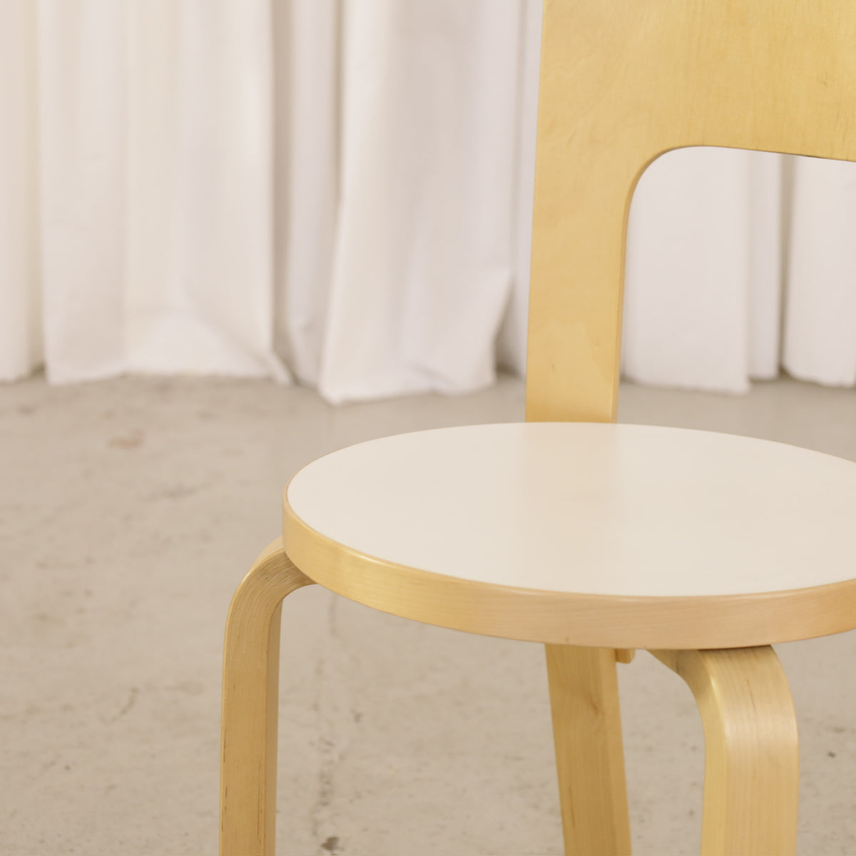 Alvar Aalto Chair 66 with White Laminate Seat for Artek, Four Available, artek Chair 66, white laminate seat and bent birch leg detail