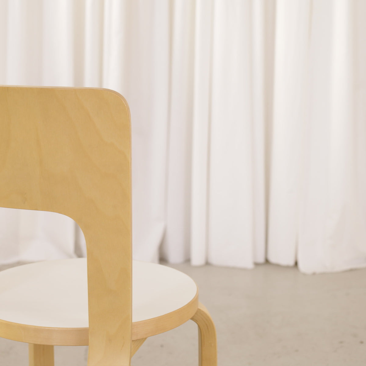 Alvar Aalto Chair 66 with White Laminate Seat for Artek, Four Available, artek Chair 66, backrest veneer detail