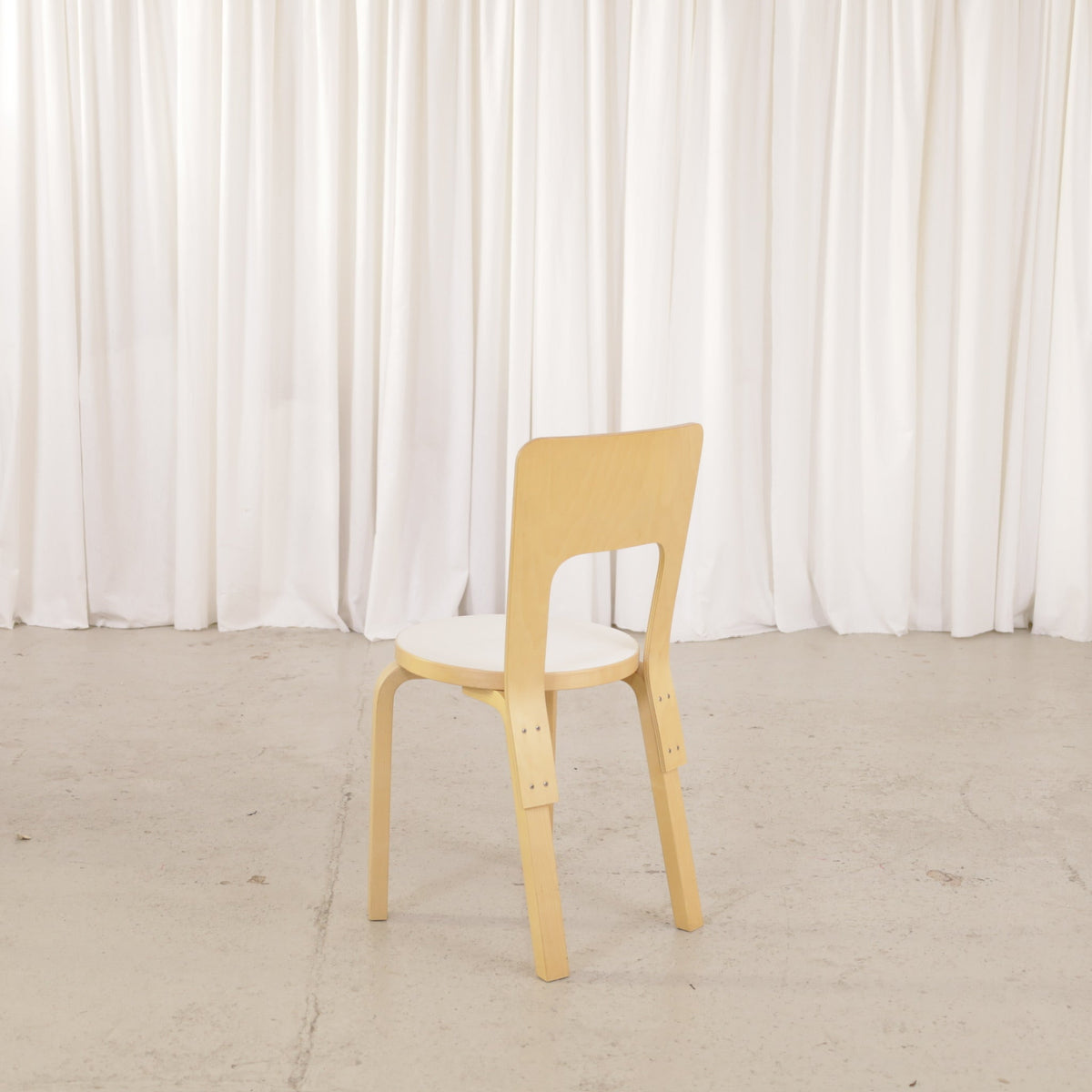 Alvar Aalto Chair 66 with White Laminate Seat for Artek, Four Available, artek 66 -tuoli sivulta, koivu ja valkoinen laminaatti