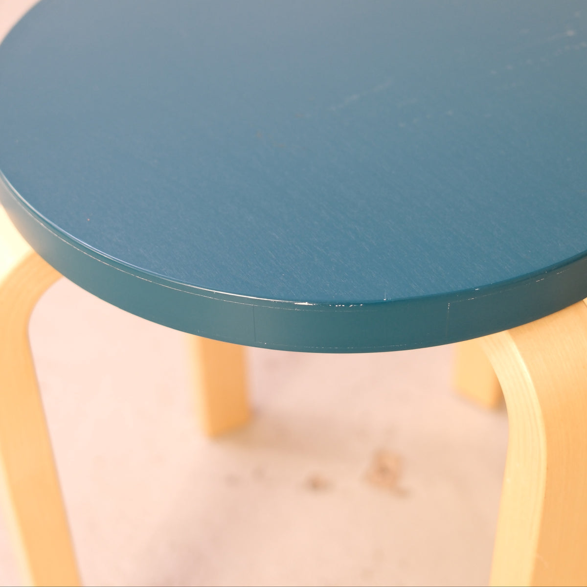 Alvar Aalto Stool E60 with Blue-Green Seat for Artek, artek E60 stool blue-green painted seat surface and edge detail