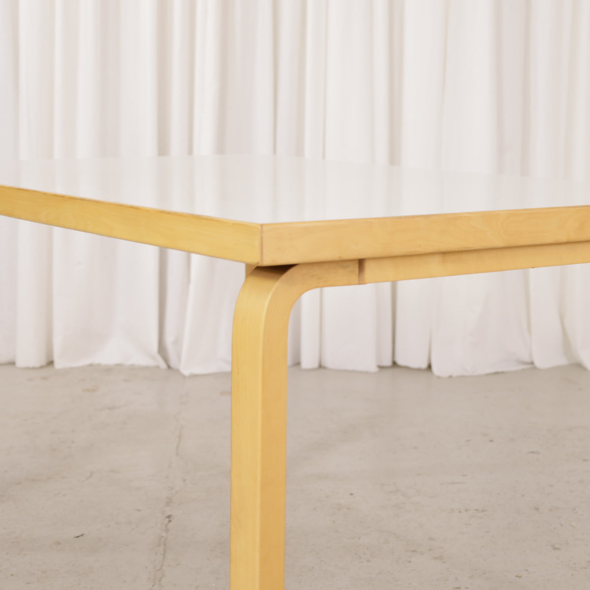 Alvar Aalto Table 82B in Birch and White Laminate for Artek, artek Table 82B, birch edge and bent leg detail