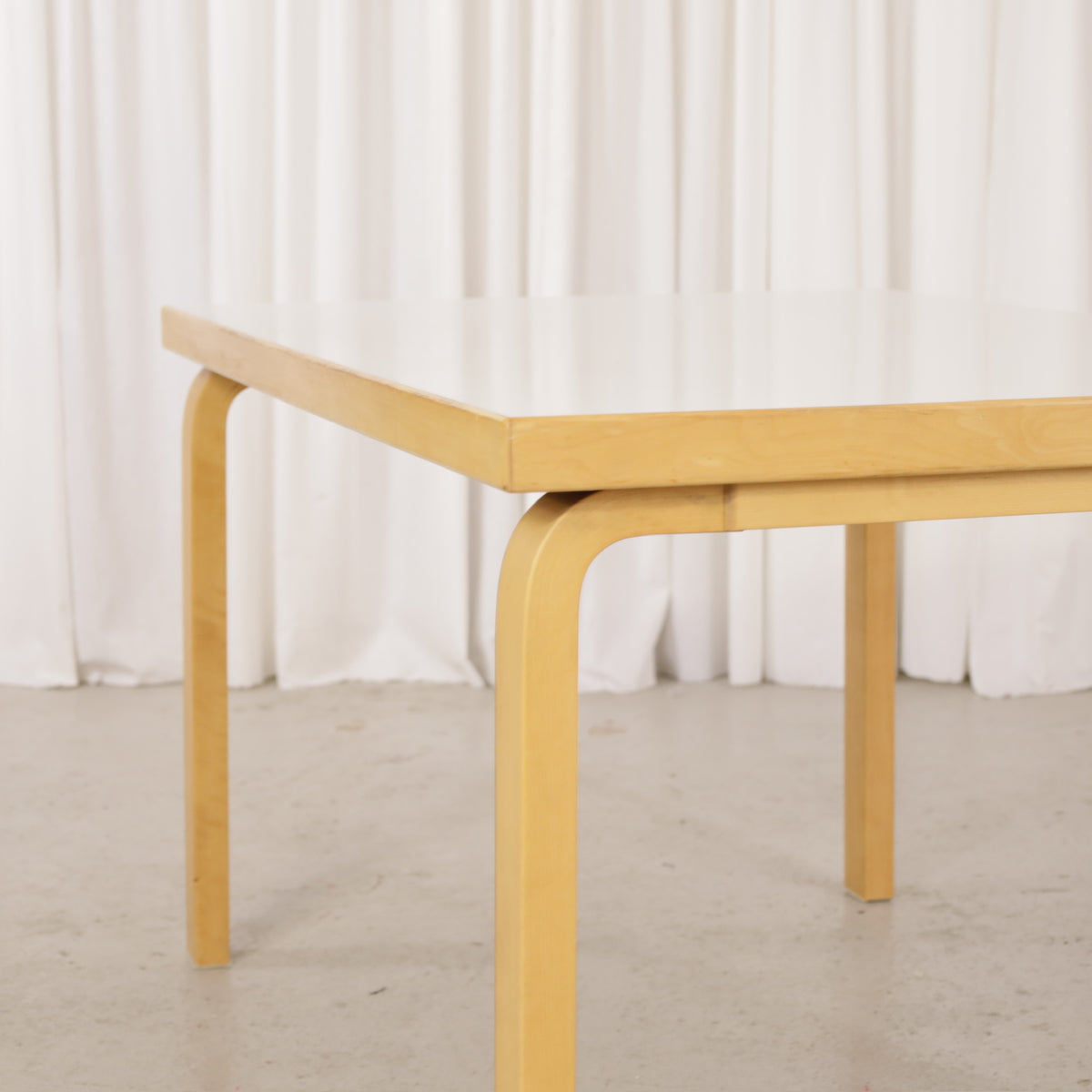 Alvar Aalto Table 82B in Birch and White Laminate for Artek, artek Table 82B, tabletop corner and leg detail