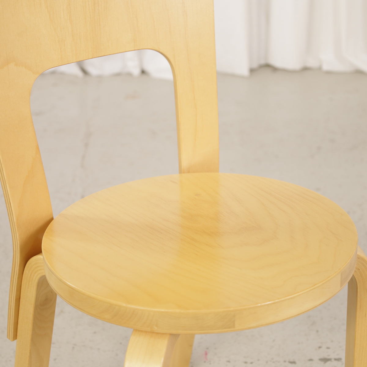 Alvar Aalto Chair 66 for Artek in patinated birch, wooden seat, backrest and frame detail