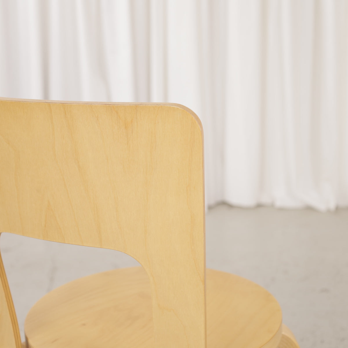 Alvar Aalto Chair 66 for Artek in patinated birch, wooden seat, backrest and frame detail