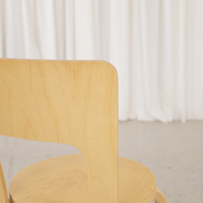 Alvar Aalto Chair 66 for Artek in patinated birch, wooden seat, backrest and frame detail