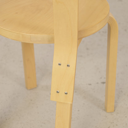 Alvar Aalto Chair 66 for Artek in patinated birch, wooden seat, backrest and frame detail
