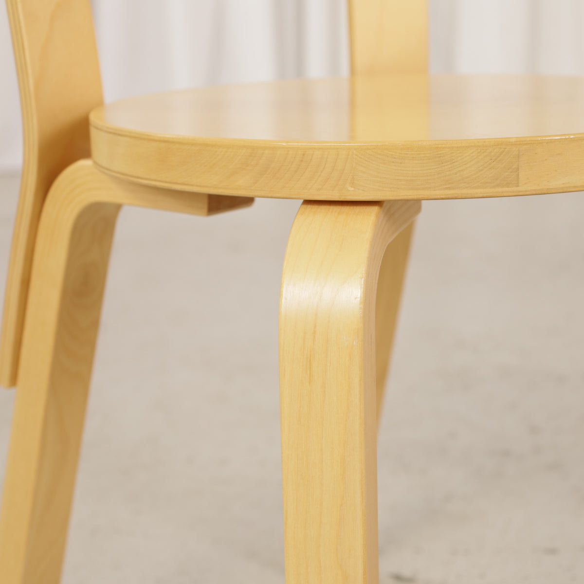 Alvar Aalto Chair 66 for Artek in patinated birch, wooden seat, backrest and frame detail